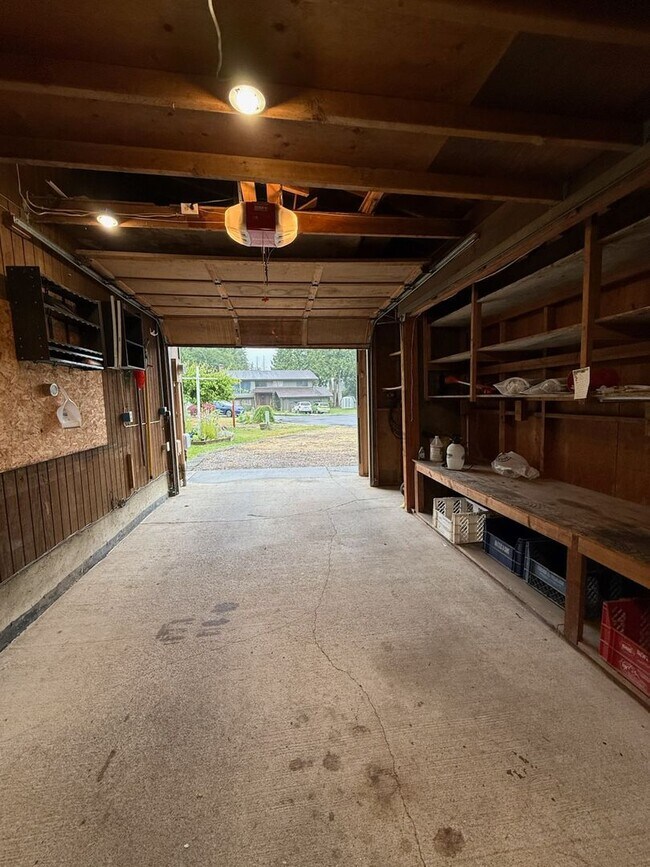 Foto del edificio - Gorgeous 4 bedroom home on corner lot in B...