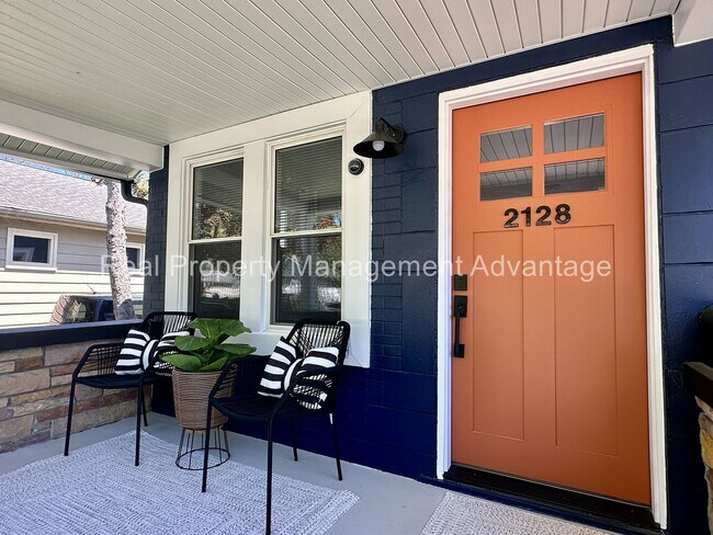 Foto del edificio - Beautifully Updated 2-Bedroom Home w/ 2-Ca...