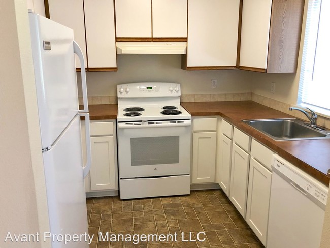 Building Photo - 2 br, 1 bath Apartment - 16301 NE Russell St