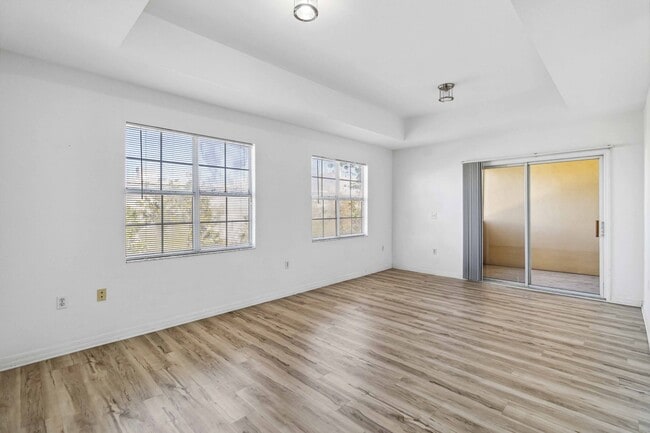 Foto del edificio - Spacious 1-Bedroom Condo for Annual Rent available now in gated Villagio Community