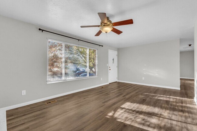 Foto del edificio - Spacious 5 Bed in Riverdale with Large Yard