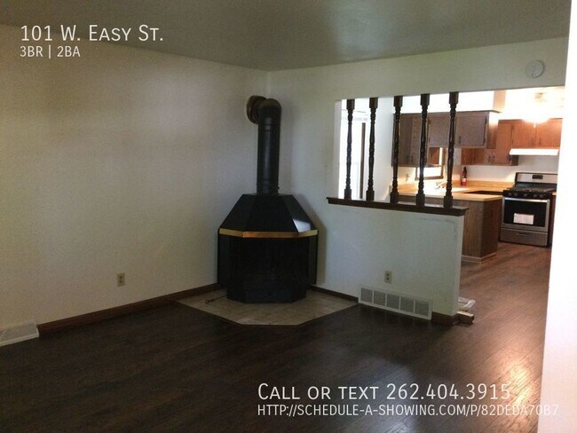 Building Photo - 3 Bedroom 1.5 bath townhome $200.00 Holida...