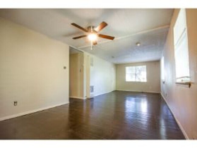 Foto del edificio - Discover Your New Home in the Heart of San Antonio's East Side