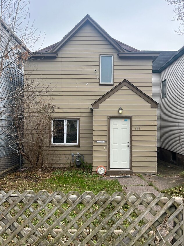 Primary Photo - 828 E 6th St