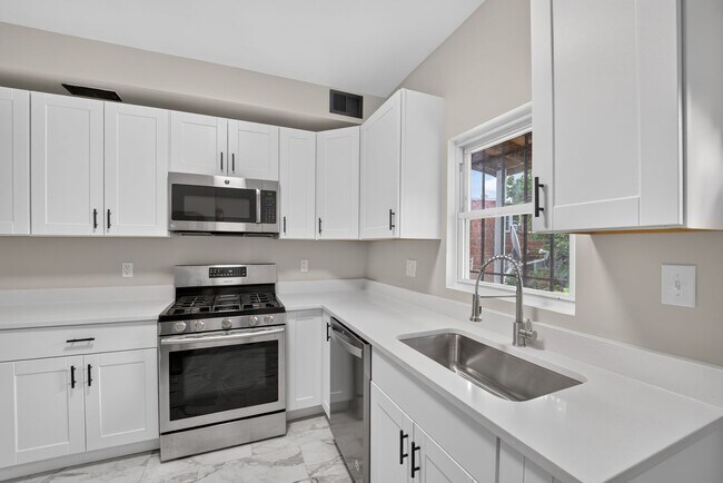 Building Photo - Gorgeous 6br/3.5a with Deck/Patio/Common Space Steps to Columbia Heights!