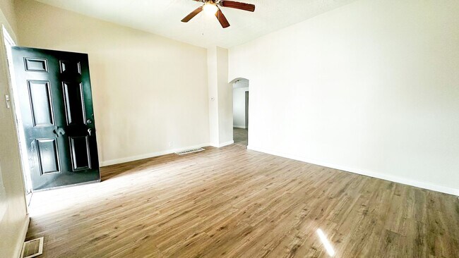 Foto del edificio - Beautifully Updated 2-Bedroom Ranch – Mode...