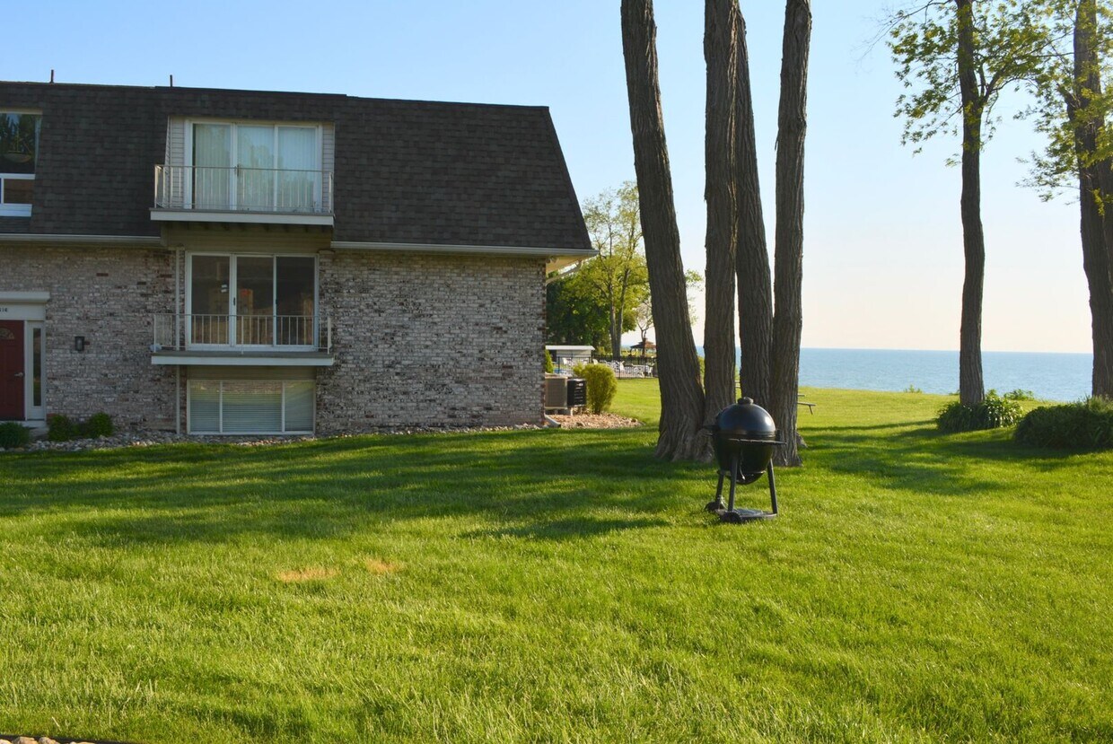 Foto principal - Partially Furnished 2-bedroom, 1 bathroom ...