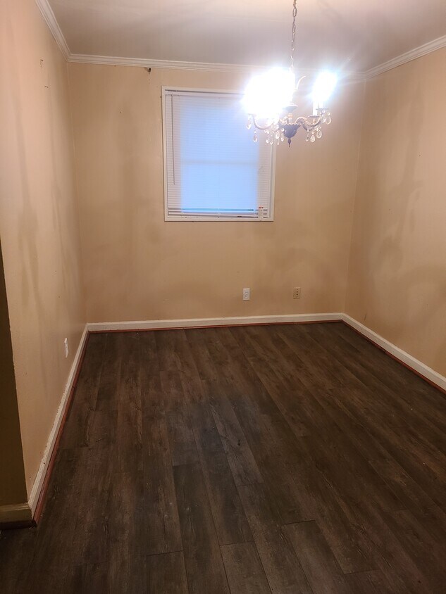 Dining - 450 Elmwood Dr