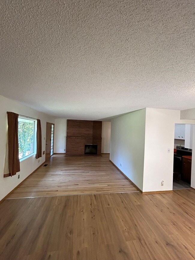 Building Photo - dege01