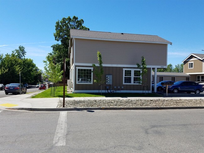 Building Photo - 206 E 7th Ave