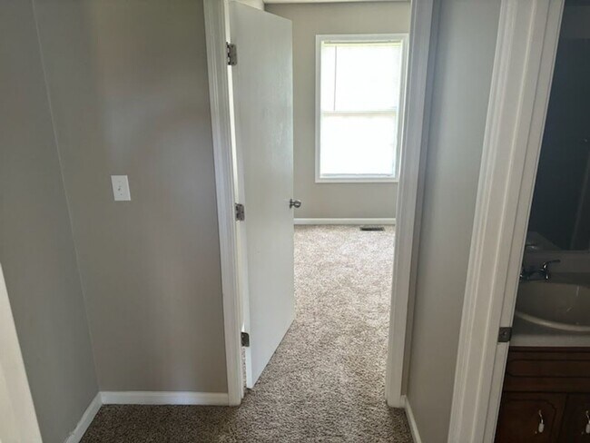 Building Photo - 100 Waterford 1 BR 1 BA