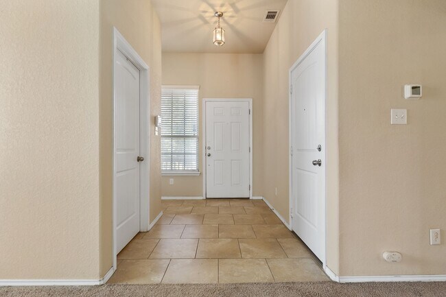 Building Photo - Charming Home Awaits: Spacious & Modern Li...