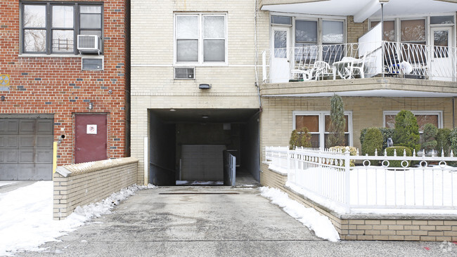 Muelle - 483 Ocean Parkway