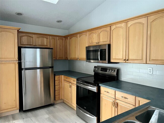 Foto del edificio - 6641 NW 52nd St