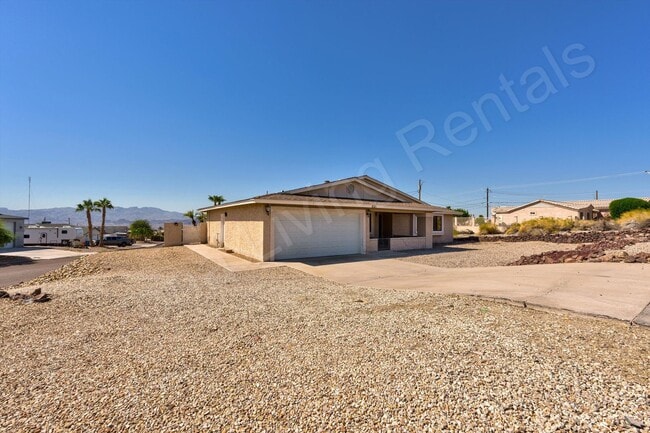 Building Photo - SOUTHSIDE POOL HOME