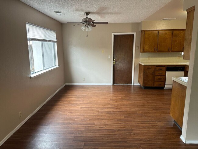 Foto del edificio - 525 S. VISTA  3 BEDROOM 2 BATH HOME  EASTS...