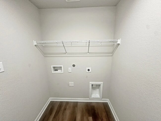 Foto del edificio - 6235 Willow Point Blvd