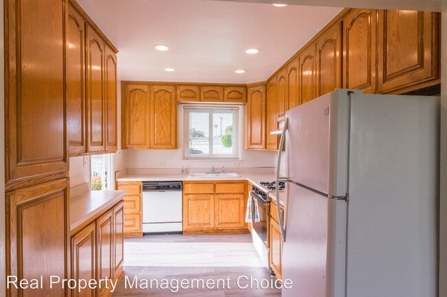 Building Photo - 3 br, 1 bath House - 158 E 230th St