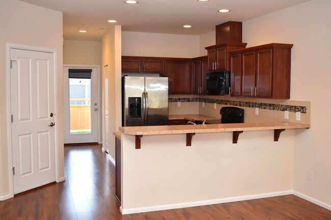 Foto del edificio - Spacious 4 Bedroom 2.5 Bath Modern Home in...