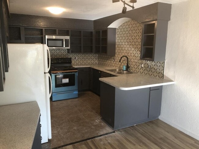 Foto del edificio - 6112 S Lakewood Ave