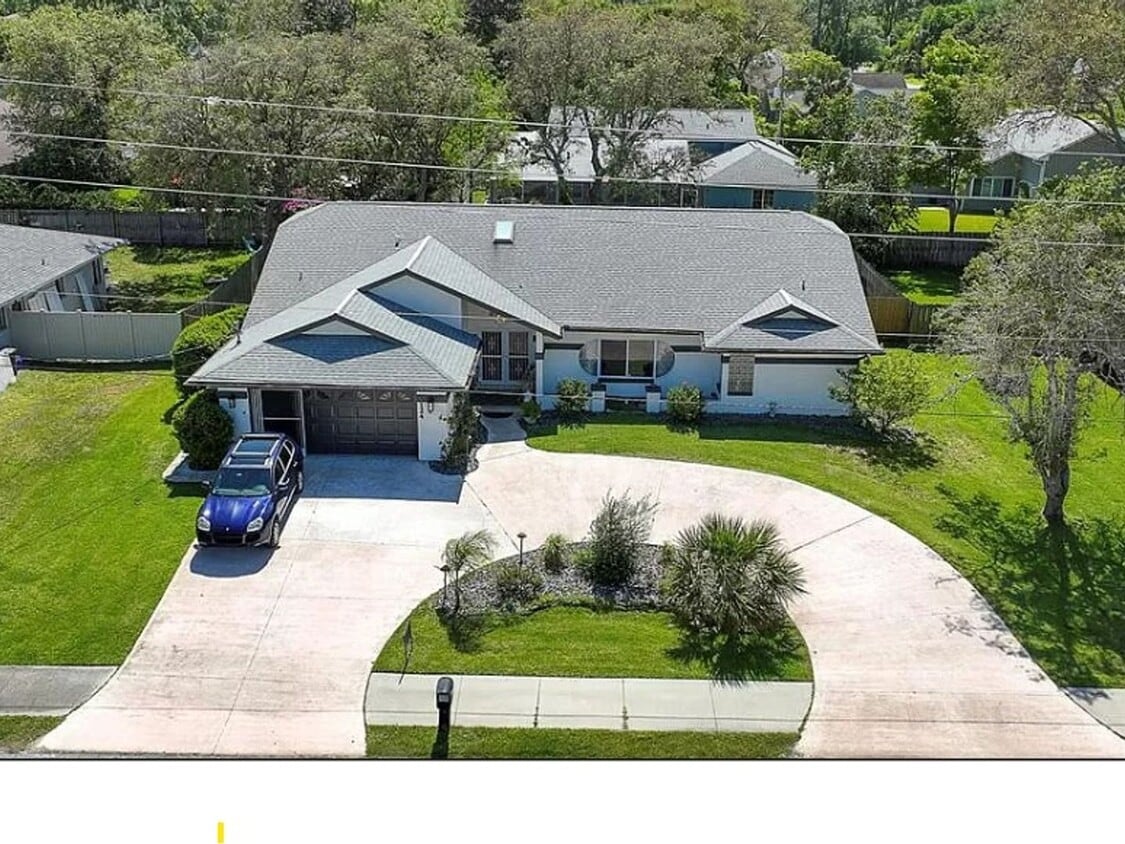 Primary Photo - Sprawling 4 Bedroom Single Family Home in ...