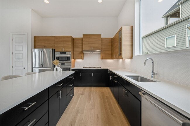 Building Photo - Beautiful Furnished Rental