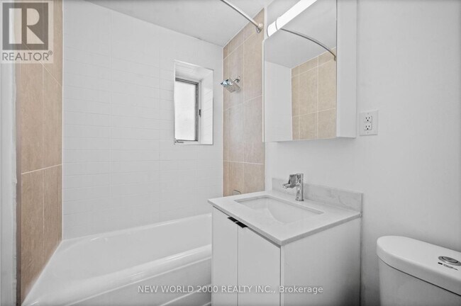 Photo du bâtiment - 110 St Clair Ave W