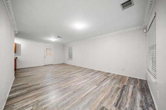 Building Photo - 8802 Dream Ave