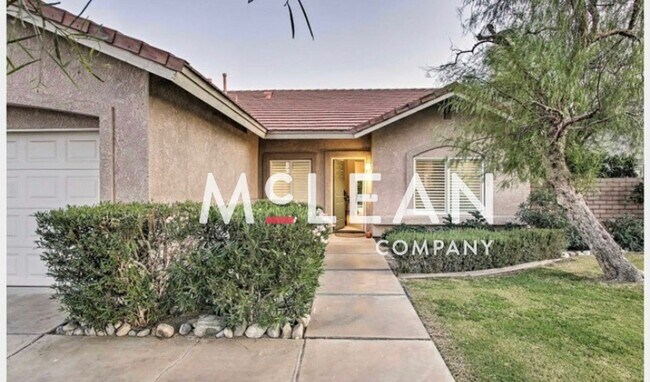 Building Photo - Stunning 3 Bedroom Home with Private Pool ...