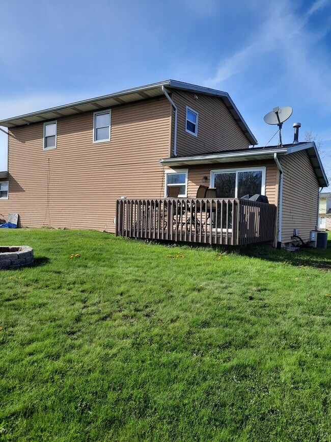Building Photo - 1826 Lakeview Dr