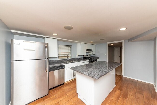 Building Photo - 1 bedroom in Chicago IL 60618