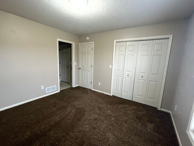 Foto del edificio - 1912 Beechmont Dr. - Nice Two Bedroom/Two ...