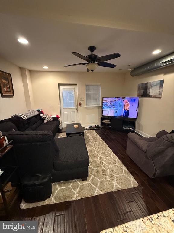 Foto del edificio - 6110 Ridge Ave