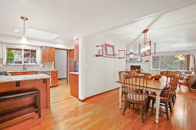 Building Photo - 225 W Alderwood Ave
