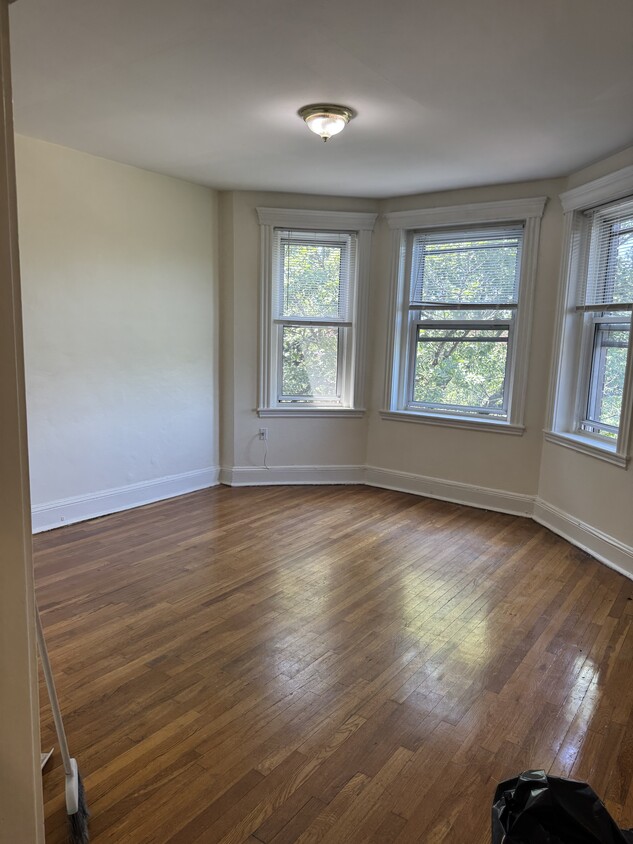 Building Photo - 380 Riverway