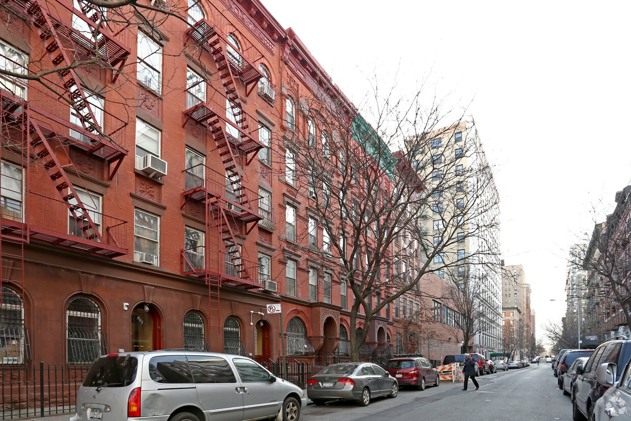 Building Photo - 210 W 105th St
