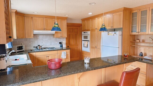 Foto del edificio - Available Now: this spacious 3brm/2 bath r...