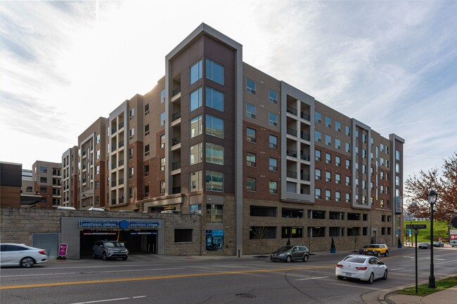 Building Photo - Aqua on the Levee