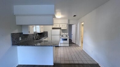 Building Photo - 1326 Blair St