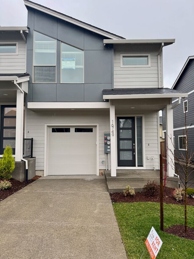 Foto principal - Brand New! 3 Bedroom / 2 Bath Townhome wit...