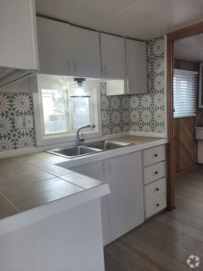 Building Photo - 1635 Summers Ln