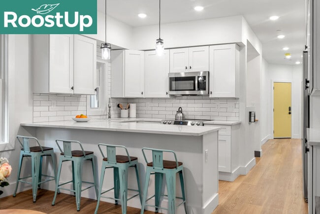 Foto del edificio - Furnished private bedroom with private ensuite bath