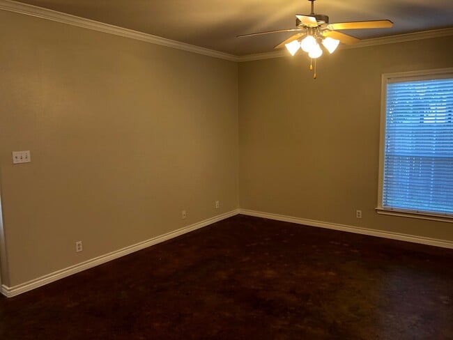 Foto del edificio - 504 W N Loop Blvd