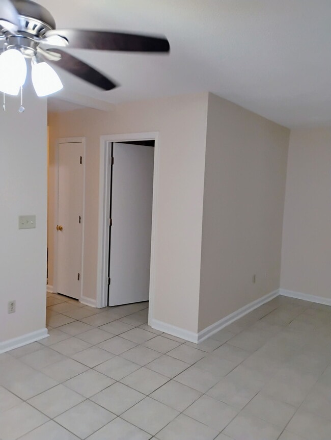 Loving room and lau dry room entrance - 4725 Bayfield Dr
