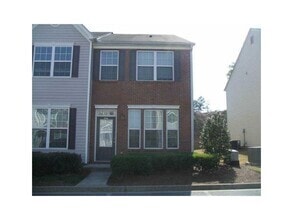 Building Photo - 2740 Heathrow Dr