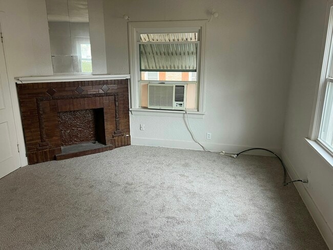 Building Photo - 224 E 7th St