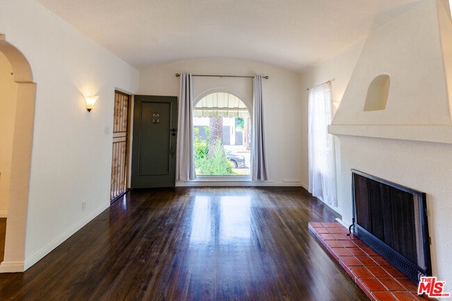 Foto del edificio - 8415 Rosewood Ave