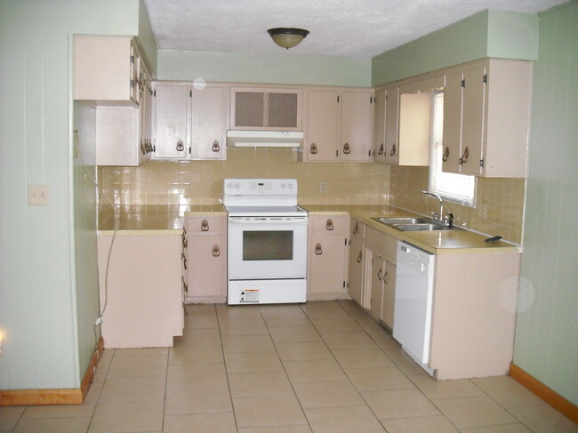 Kitchen - 2338 N Roosevelt Ave