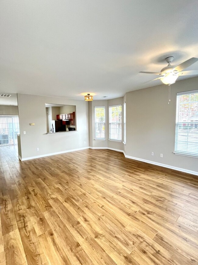 Building Photo - Newly Renovated 3 Bed, 2.5 bathroom Townhome