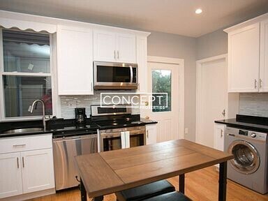 Building Photo - 7 Story St